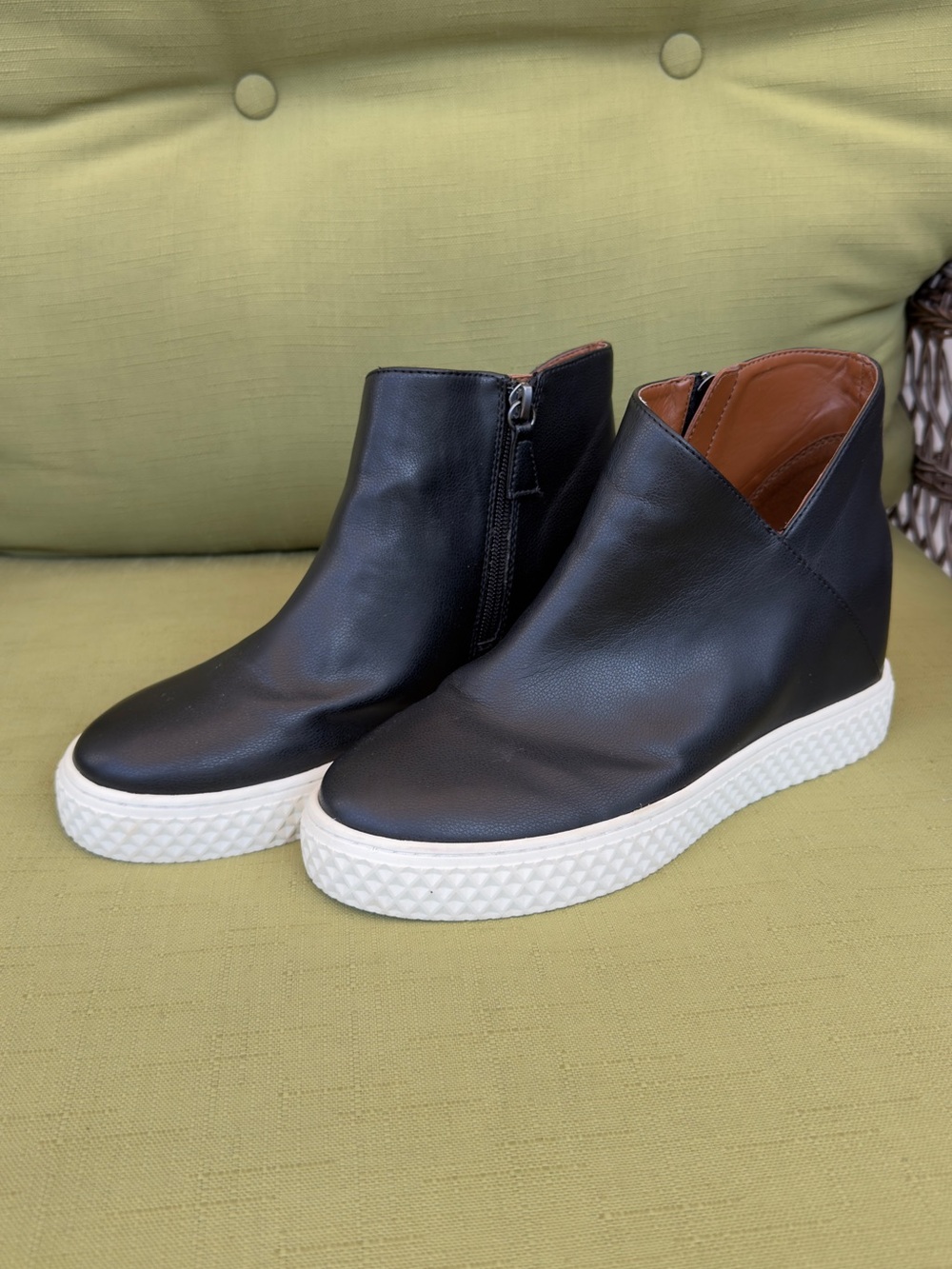 Aerosoles Zirah Leather Ankle Bootie hidden wedge Sneakers.